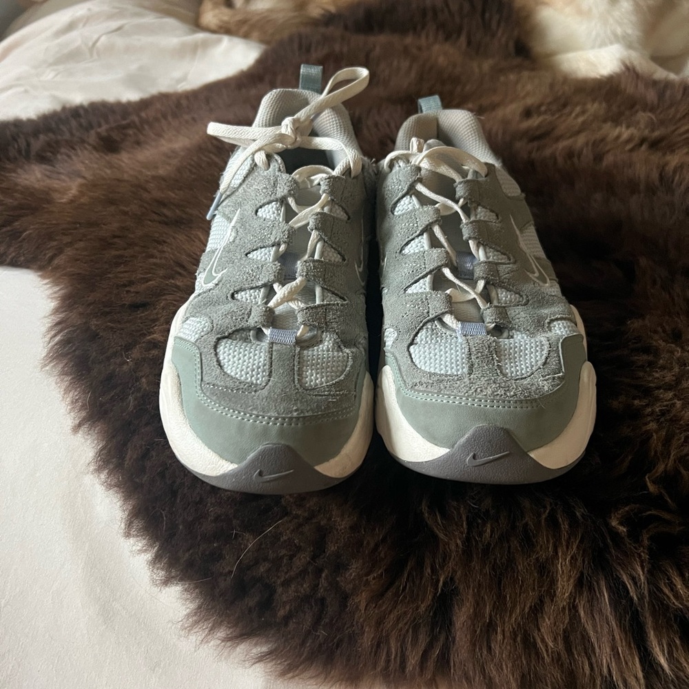 Nike Women’s Cloud Sneakers - Picture 3 of 4